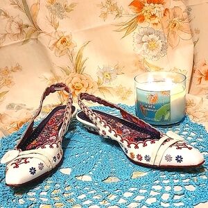 Irregular Choice white leather shoe with embroidery detail sz 39 (8 1/2) Used